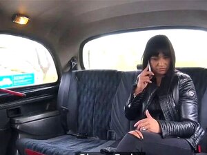 La sexy et chanceuse Tera Joy prend une chevauchée gratuite et baise.