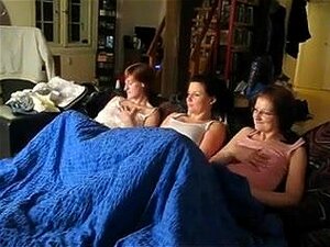 Quand trois bonnes regardent du porno