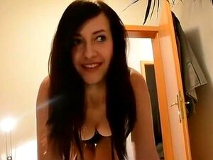 une fille se faufile dans la chambre de son demi-frère à la