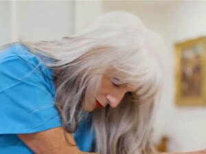 Les vieilles femmes se touchent tendrement, ce à quoi Jake Adams ne