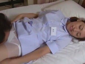 La pute japonaise en chaleur Yuri Kashiwaga dans Fabulous Nurse, film