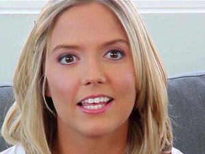 Blonde se branle sur le canapé de casting x