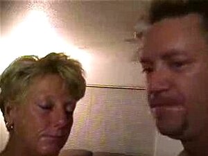 MILF soumise Chris prenant une éjac faciale (Milfs & Moms)