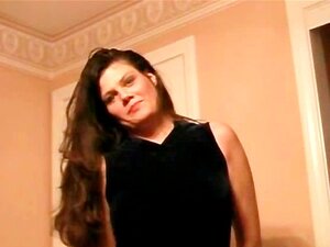 Une maman sensuelle fait une partie de chambre sexy