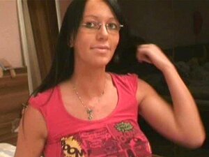 Une fille amateur enceinte suce, baise et avale