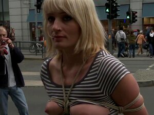 Choquée dans la rue, Uma se fait accrocher à des serviettes