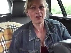 Une MILF tchèque aux gros seins baise fort avec un chauffeur de taxi