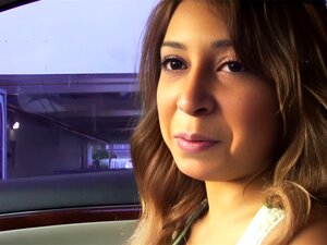 Une mignonne Mexicaine à gros seins chevauche une énorme bite et