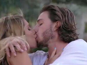 Les gros seins d'August Ames baisés par son copain en plein air