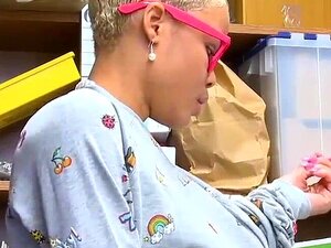 Petite mignonne noire baisée par le garde - Arie Faye - voleuse à