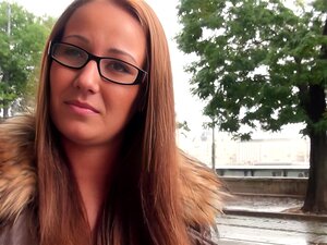 Belle hongroise convaincue par un mec étranger plein d'argent en