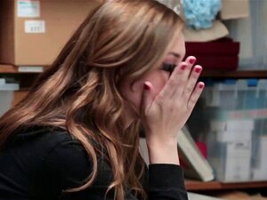 Gracie May prend la bite des enquêteurs pour éviter de faire la