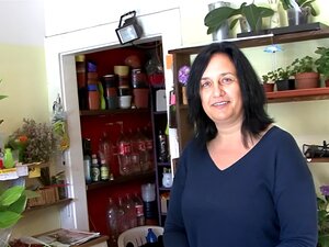 Une mature aux seins F se fait baiser dans un magasin de fleurs