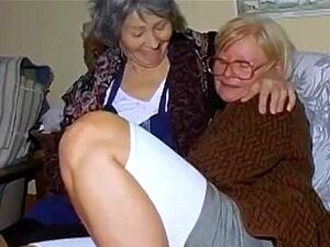 OmaHoteL Deux lesbiennes matures jouent ensemble