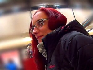 Une mignonne tchèque impeccable est séduite dans le centre