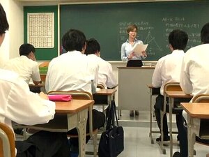 Une prof mariée qui se mouille 10 fois dans une classe de sperme qui