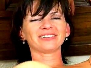 Une MILF séduisante reçoit une double pénétration vaginale