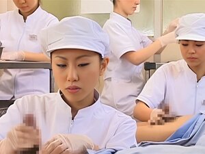 Infirmière japonaise travaillant une bite poilue