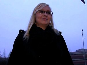 Baise en plein air de PublicAgent avec une blonde sexy avec des