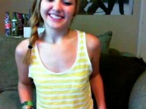 Une jolie blonde sexy avec une couette taquine sa culotte bleue devant