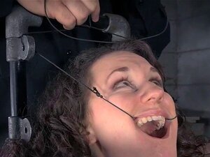 Beauté dominée éjaculant pendant qu'elle se fait jouer avec sa