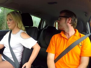 Une étudiante blonde européenne au beau cul après un cours de