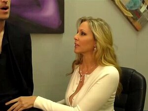 La maman chaude aux gros seins Julia Ann se branle avec son beau-fils