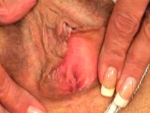 Corset splendide en gilf nu. La grand-mère coquine ouvre son corset