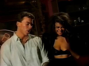 Laissez-vous ensorceler par l'art de la séduction rétro avec