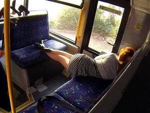 Une mignonne rousse hirsute amateur se fait baiser dans le bus