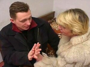 Un garçon russe baise une femme mûre en fourrure