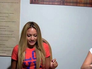 De vraies salopes en deuxième année jouent au sex poker. De vraies