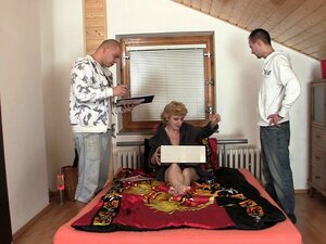 Partager une vieille dame maigre avec des petits seins