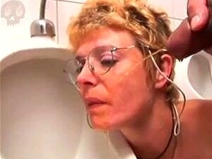 MILF sale mange une bite et éjacule