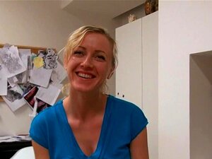 Salope tchèque aux gros seins baisée dans une salle de tatouage pour