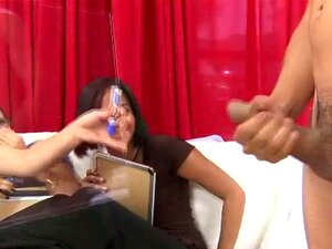 Les nanas Cfnm regardent la victime éjaculer. Les nanas spex Cfnm