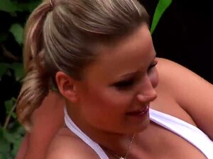 Plan à trois en bisex en plein air avec une nana chaude