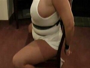 mature de TextBDSM ligotée et bâillonnée