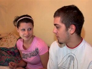 Plaisirs sensationnels de perçage. La petite amie séduisante est