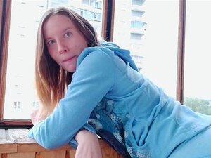 Minx se branle sa chatte poilue en public jusqu'à ce qu'elle jouisse