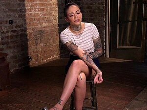 Esclave tatouée à entrejambe et fessée durement. L'esclave brune