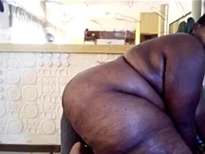 Grosse et belle femme afro mouillée se branle et se fait baiser le