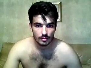 Un petit ami attirant s'amuse dans sa chambre et se filme devant la