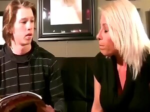  Regardez Guy A Sa Première Fois Avec Sa Belle-Mère maintenant! -