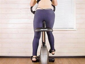 Mon entraînement sur un vélo d'exercice en leggings de yoga vue sur