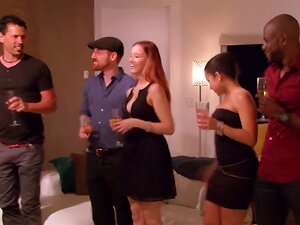Des couples excités partagent une chaleur sexy au swing house. Des
