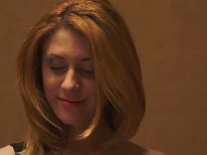 Une escorte blonde et mince transforme son client en chaleur en happ