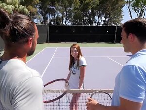La bombe du tennis Mazy Myers prend une pause torride du terrain pour