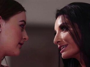 La MILF Silvia Saige réconforte sa nouvelle babysitter Danni Rive.