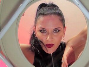 Pissing femdom - partie ii. Pierce Caroline - pisse femdom - partie ii